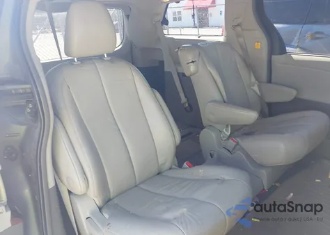 2013 Toyota Sienna Xle V6 8 Passenger z USA, uszkodzony, nr VIN 5TDYK3DC6DS364168